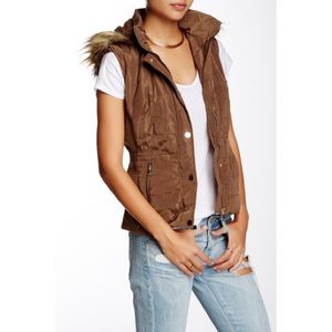 Coalition LA faux fur removable hooded vest, Sz. S